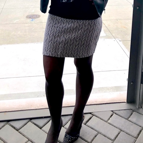 Zara Trafaluc herringbone weave stretch skirt. Pull-on style_pets & smoke-free - Picture 4 of 5